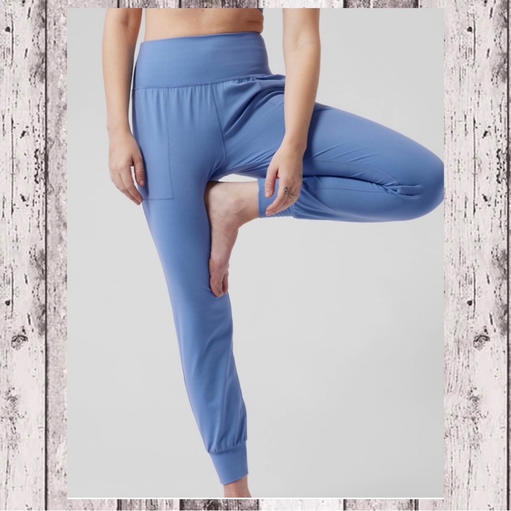 ATHLETA SALUTATION JOGGER IN COTTAGE BLUE NWT